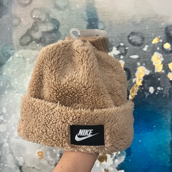 Nike | Sherpa Hat and Gloves - Picture 6 of 8